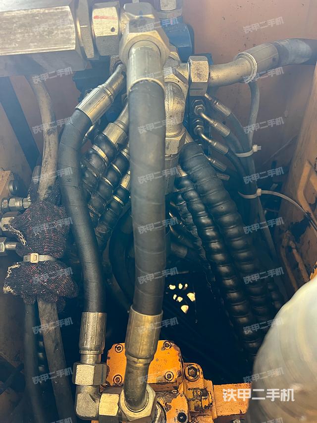 回转马达和主控阀（整机外观）