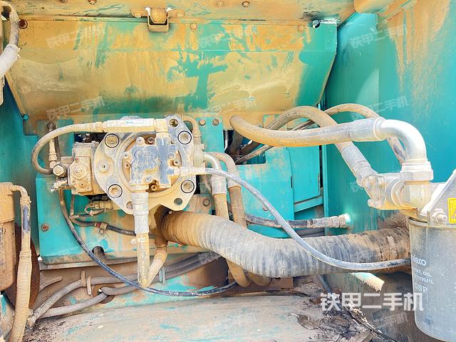 液压泵舱室正面整体（整机外观）