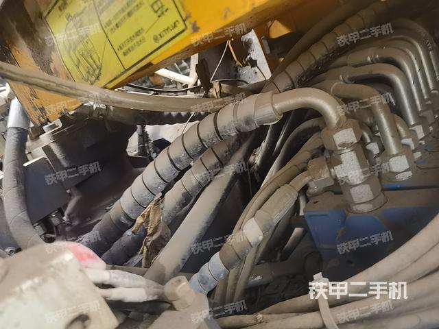 液压泵舱室正面整体（整机外观）