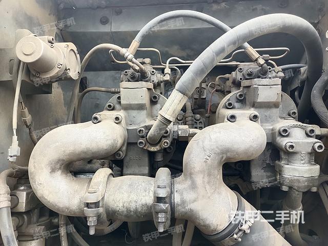 液压泵舱室正面整体（整机外观）