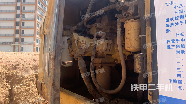 液压泵舱室正面整体（整机外观）