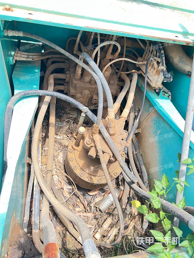 回转马达和主控阀（整机外观）