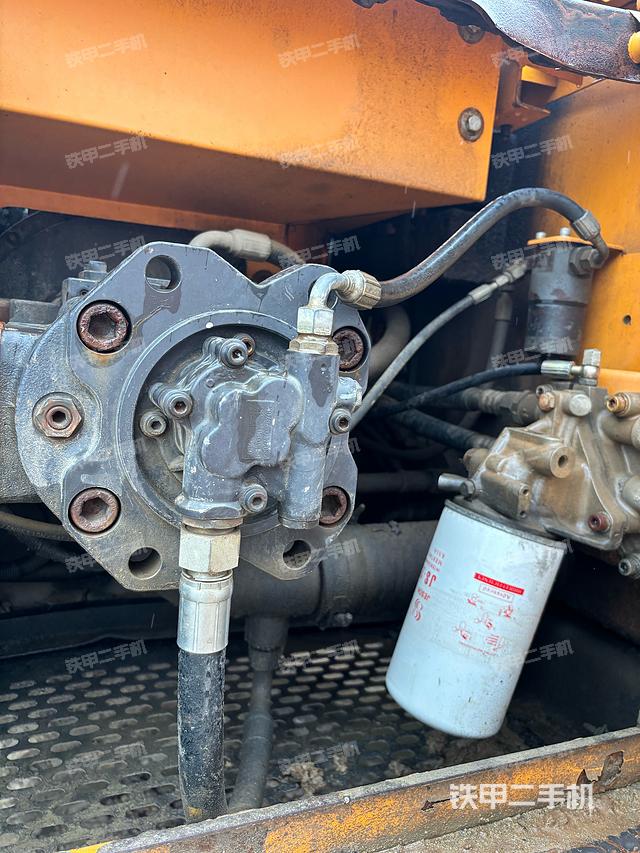 液压泵舱室正面整体（整机外观）