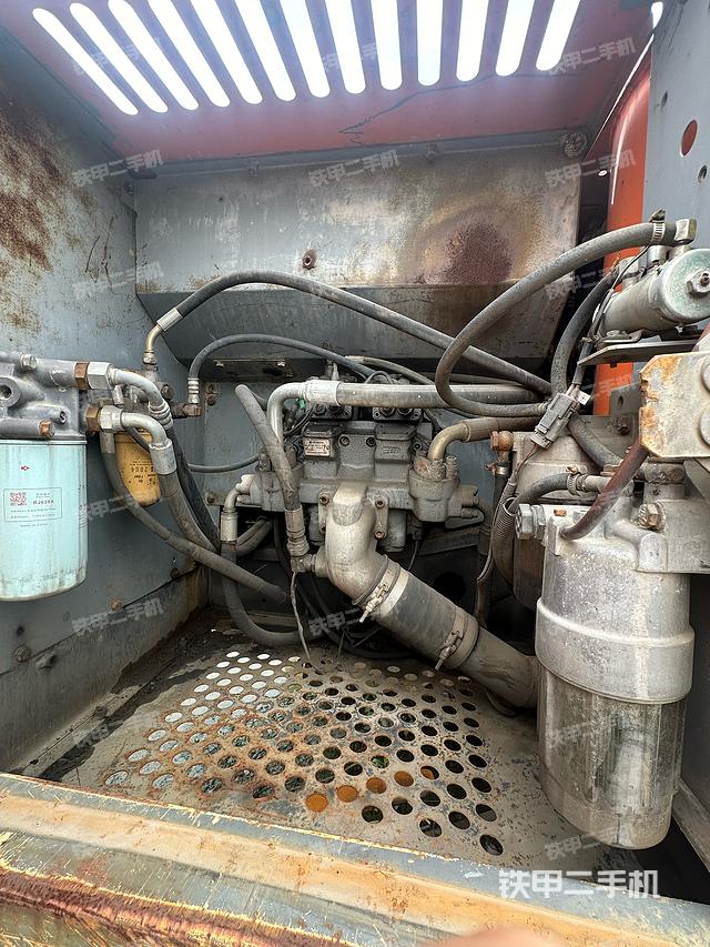 液压泵舱室正面整体（整机外观）