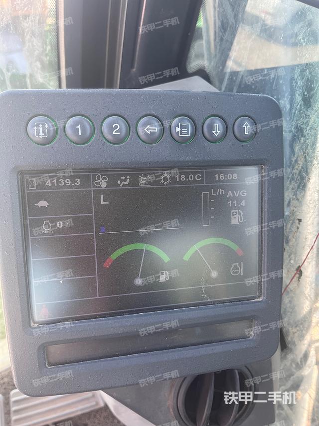 驾驶室顶部（整机外观）