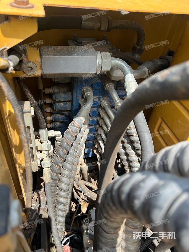 回转马达和主控阀（整机外观）