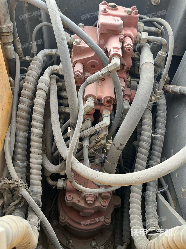 回转马达和主控阀（整机外观）