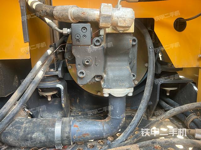 液压泵舱室正面整体（整机外观）