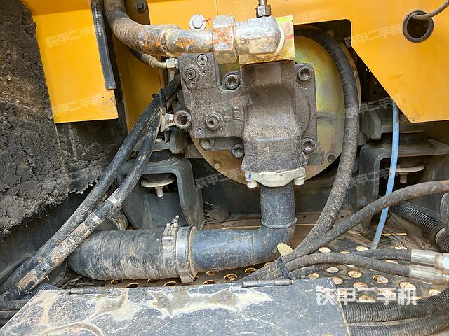 液压泵舱室正面整体（整机外观）