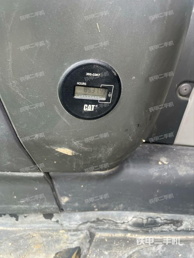 行走控制手柄和踏板?俯拍（駕駛室部分）