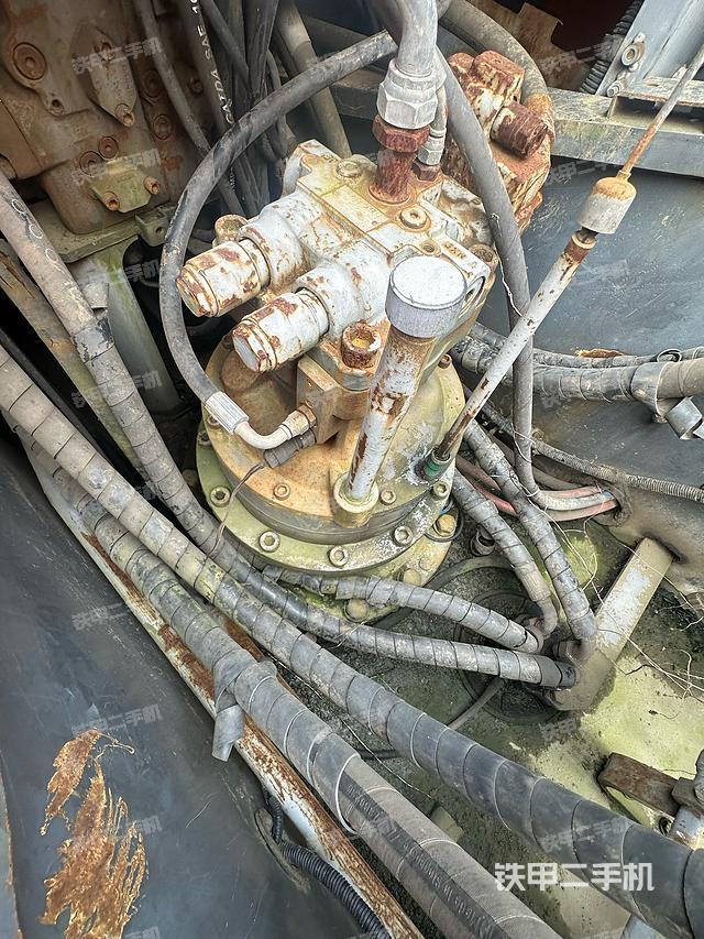 回转马达和主控阀（整机外观）