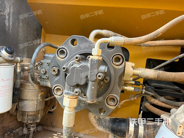 液压泵舱室正面整体（整机外观）