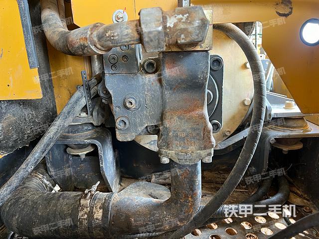 液压泵舱室正面整体（整机外观）