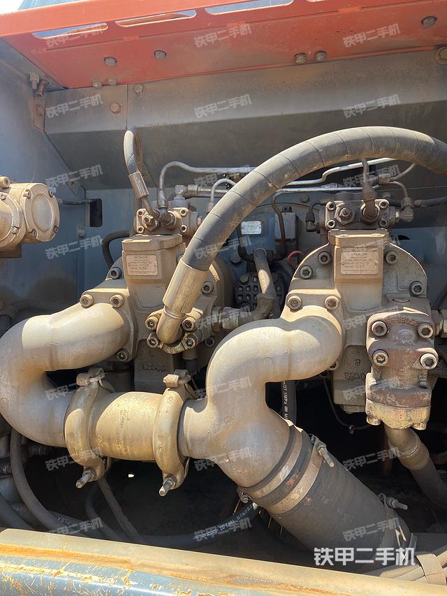 液压泵舱室正面整体（整机外观）