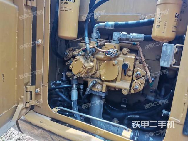 液压泵舱室正面整体（整机外观）