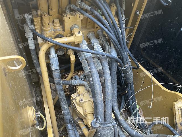 回转马达和主控阀（整机外观）