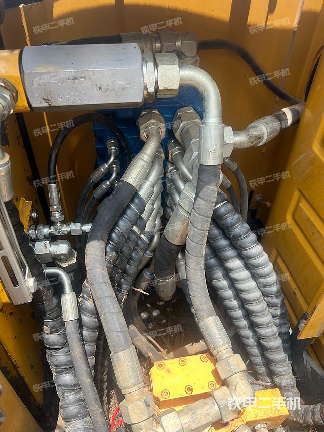 回转马达和主控阀（整机外观）