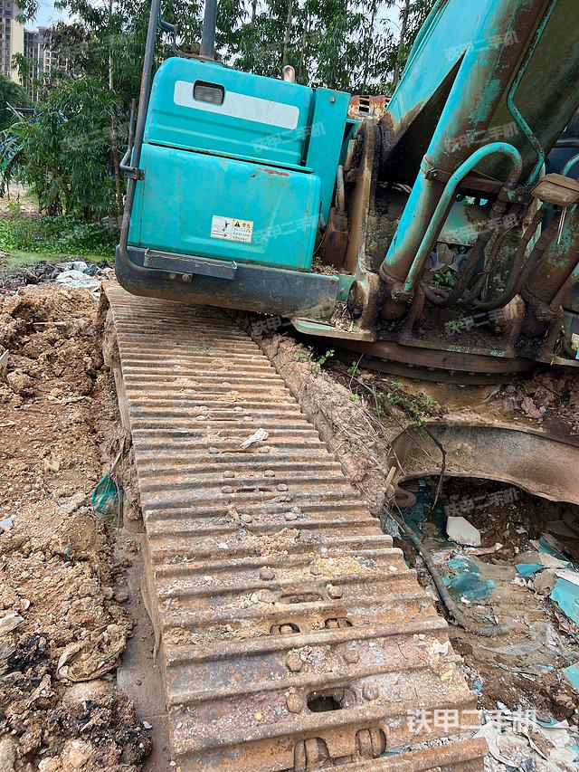 驾驶室顶部（整机外观）