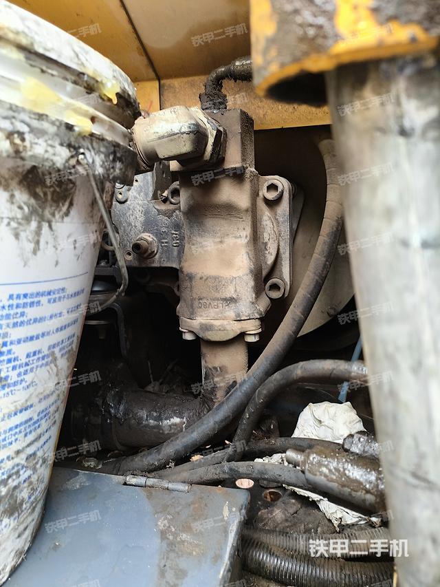 液压泵舱室正面整体（整机外观）