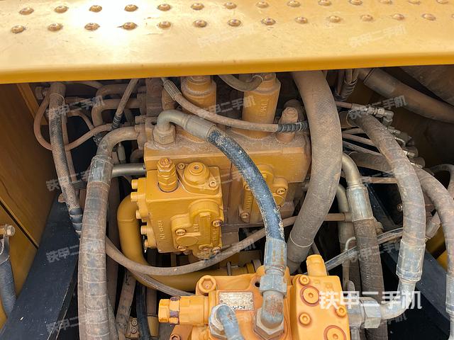 回转马达和主控阀（整机外观）