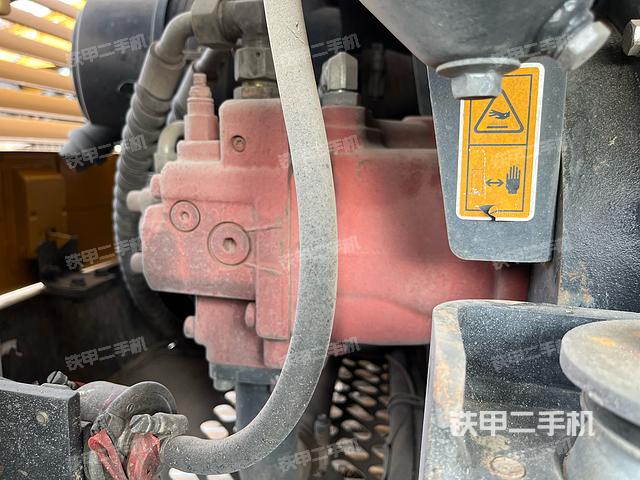 液压泵舱室正面整体（整机外观）