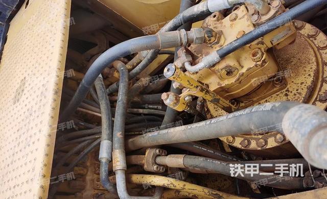 回转马达和主控阀（整机外观）