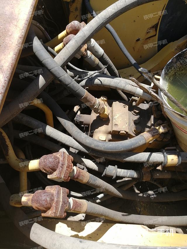 回转马达和主控阀（整机外观）