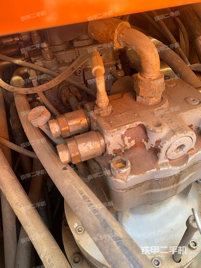 回转马达和主控阀（整机外观）