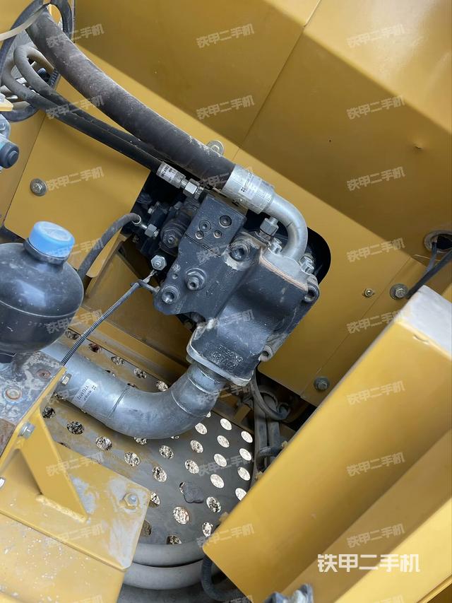 液压泵舱室正面整体（整机外观）