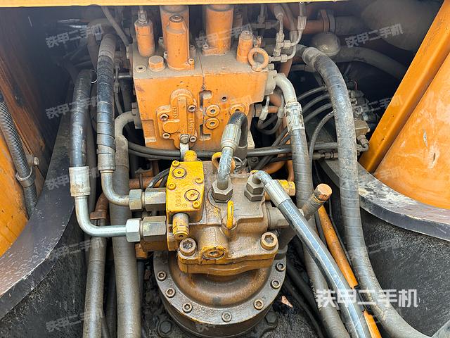 回转马达和主控阀（整机外观）