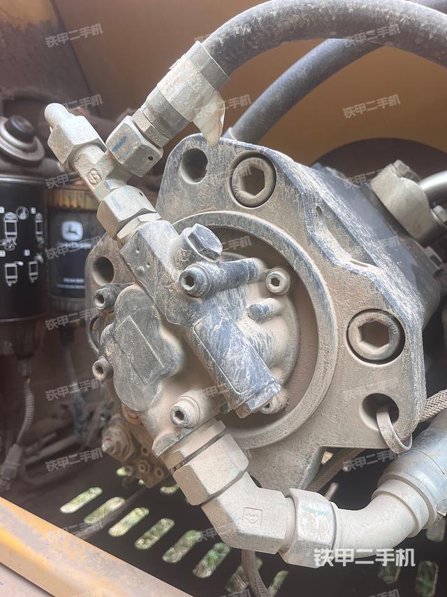 液压泵舱室正面整体（整机外观）