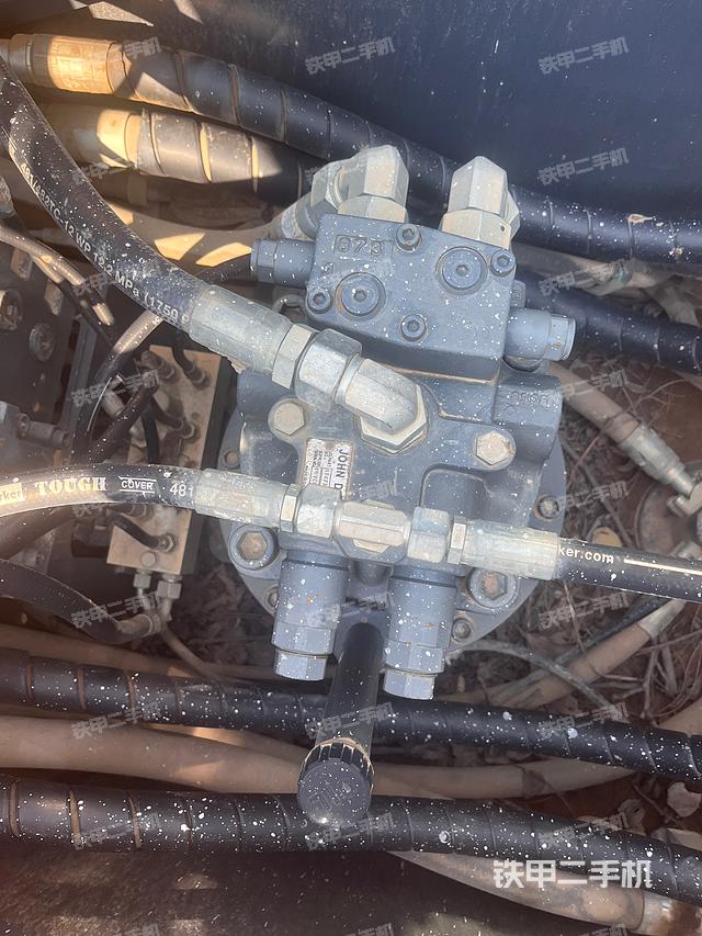 回转马达和主控阀（整机外观）