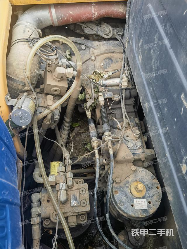 回转马达和主控阀（整机外观）