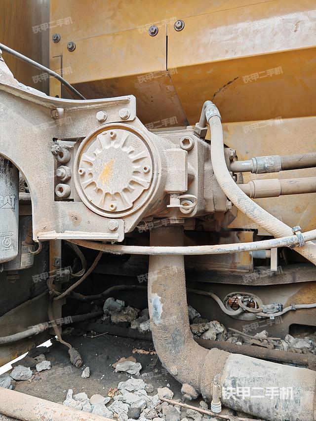 液压泵舱室正面整体（整机外观）