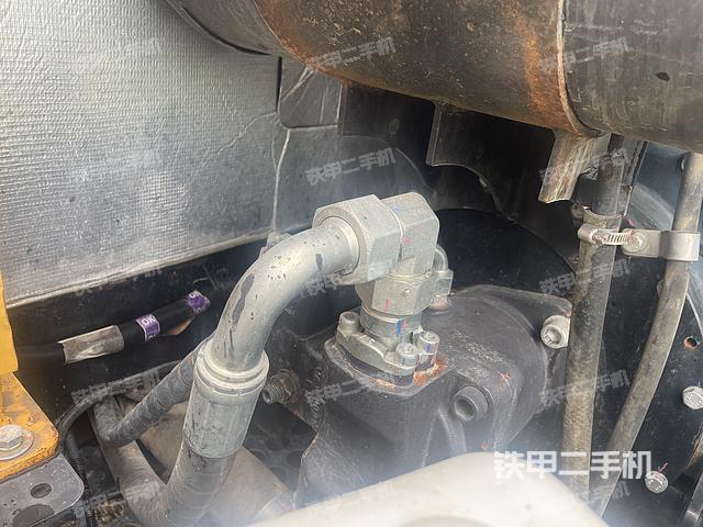 液压泵舱室正面整体（整机外观）