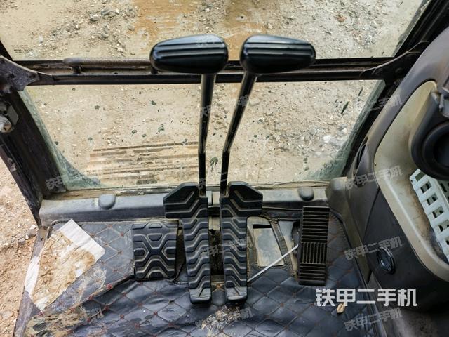 行走控制手柄和踏板?俯拍（駕駛室部分）