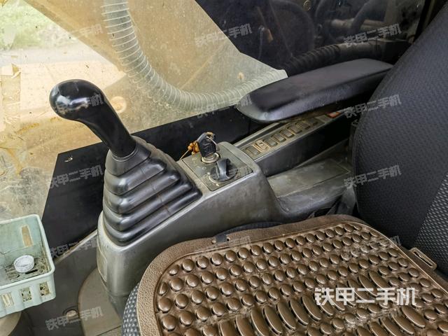 座椅右側(cè)控制臺(tái)/鑰匙門(mén)/油門(mén)/含右手柄（駕駛室部分）