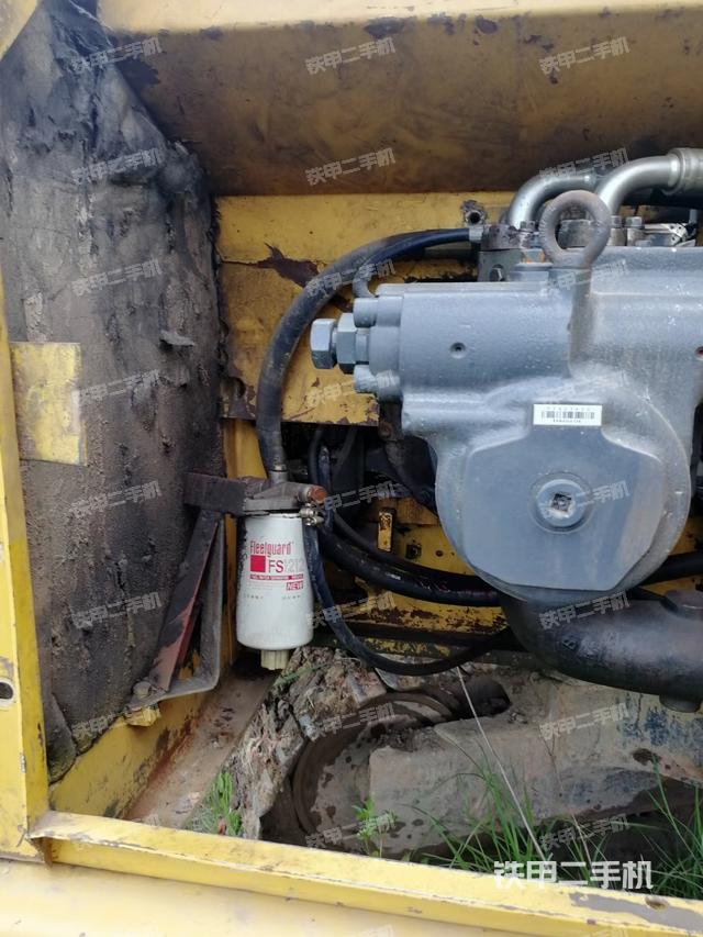 液压泵舱室正面整体（整机外观）