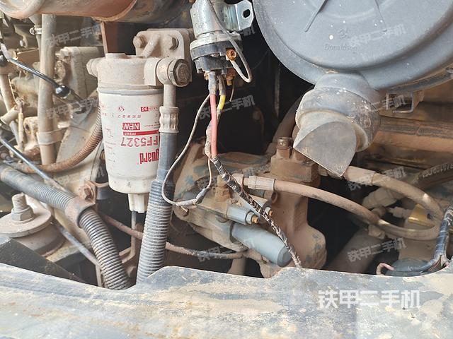 液压泵舱室正面整体（整机外观）