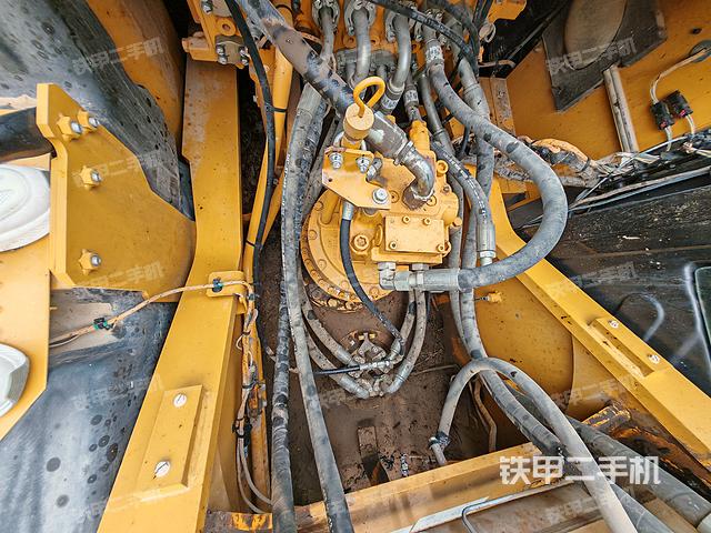 回转马达和主控阀（整机外观）