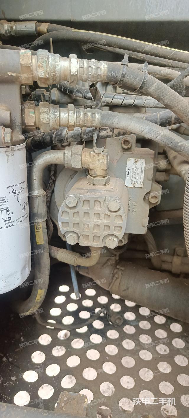 液压泵舱室正面整体（整机外观）