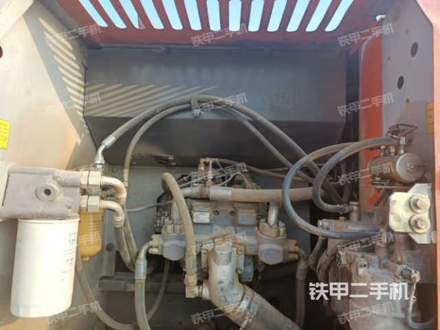 液压泵舱室正面整体（整机外观）