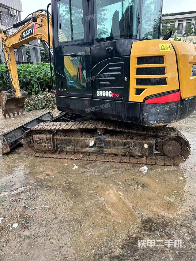 驾驶室顶部（整机外观）