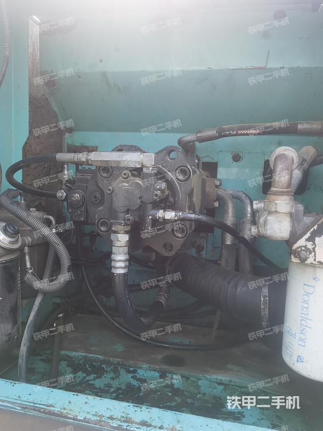 液压泵舱室正面整体（整机外观）