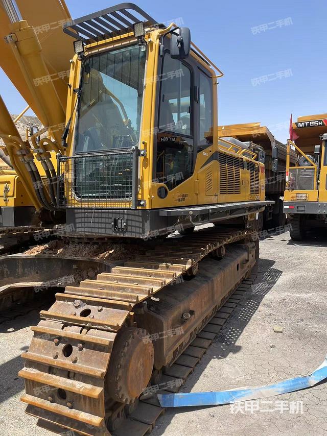 液压泵舱室正面整体（整机外观）