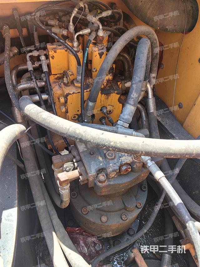 回转马达和主控阀（整机外观）