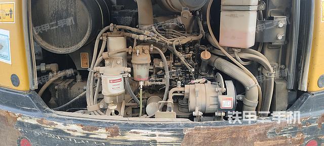 液压泵舱室正面整体（整机外观）