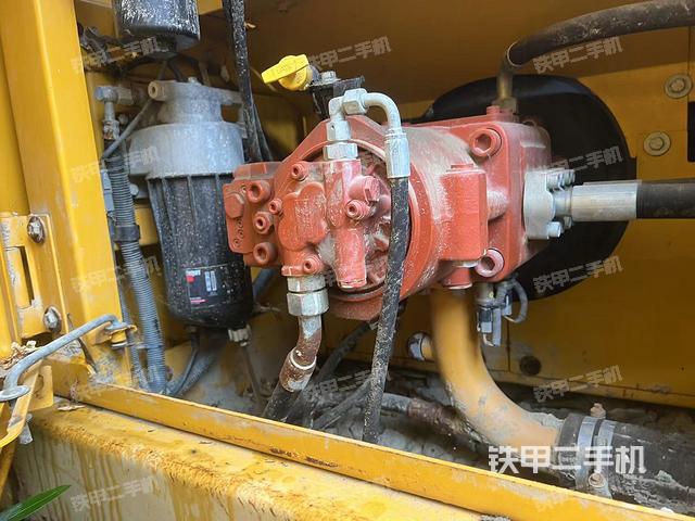 液压泵舱室正面整体（整机外观）