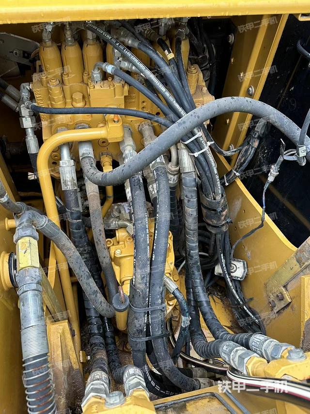 回转马达和主控阀（整机外观）