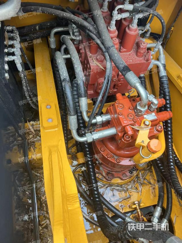 回转马达和主控阀（整机外观）